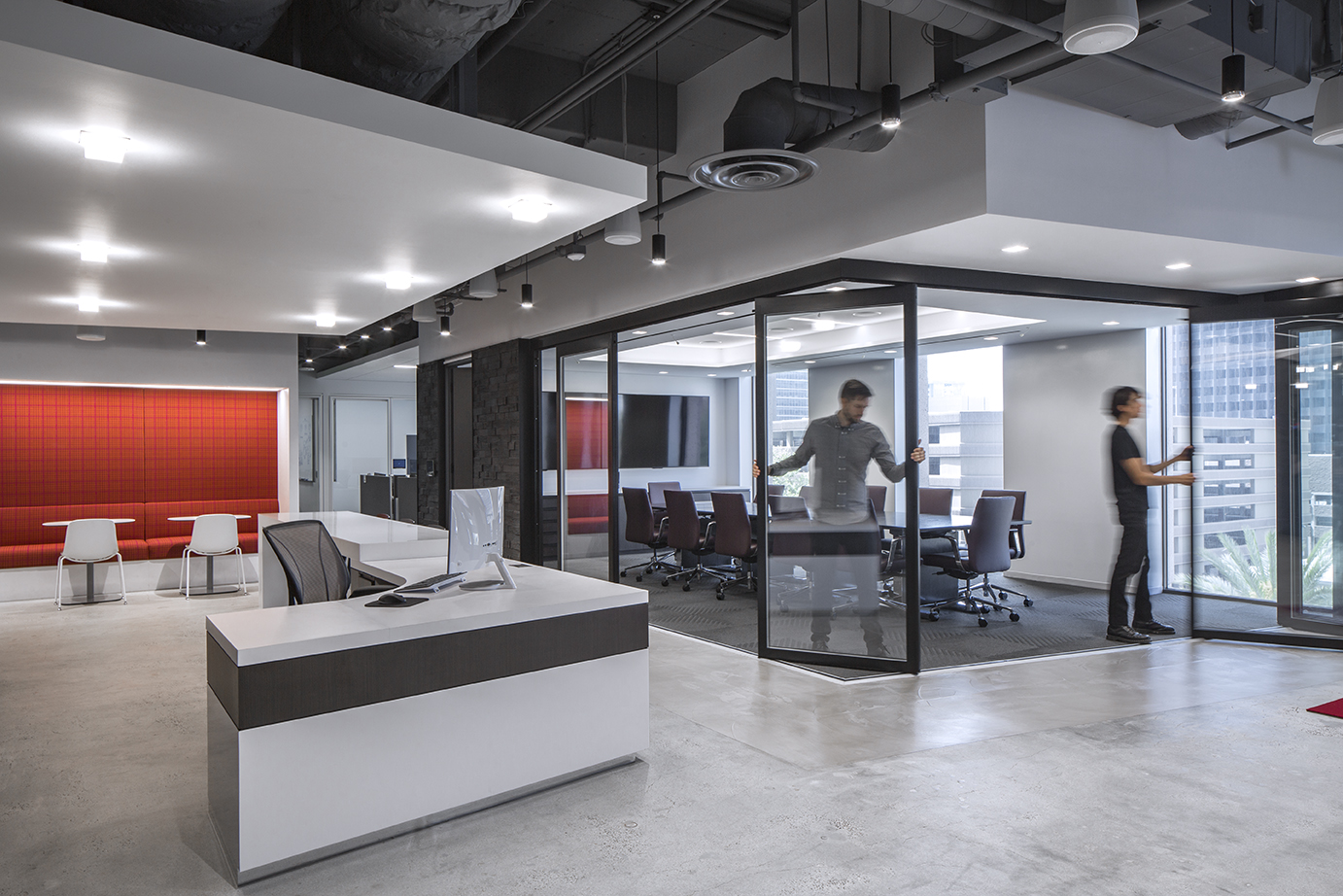 FTI Consulting closed and open conference room configuration